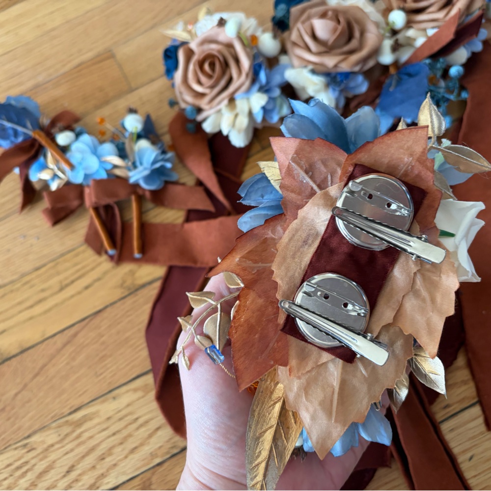 Lings moment wrist shoulder  corsages and BOUTONNIERES - Picture 11 of 15
